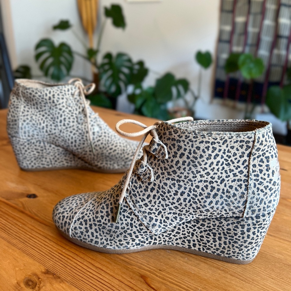 Toms Kala Desert Wedge Lace Up Bootie Suede Leopard Cheetah Print Women's sz 9.5